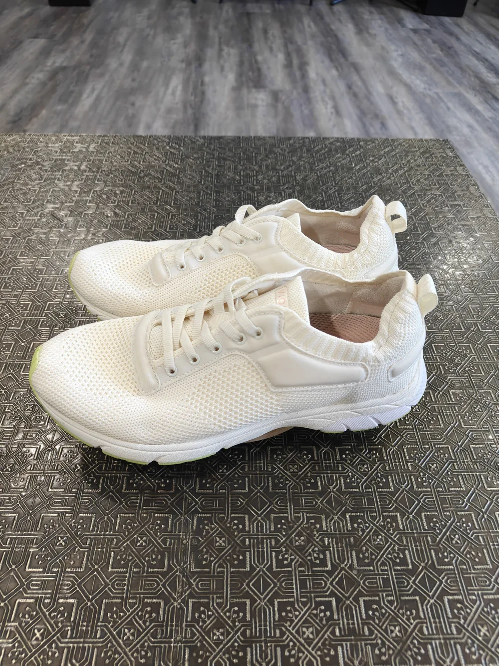 Vionic Endure Athletic Shoes In Marshmallow Color Size 9.5